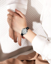 Laden Sie das Bild in den Galerie-Viewer, 2298C | Quartz Women Watch | Leather Band