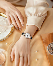 Laden Sie das Bild in den Galerie-Viewer, 2065C | Quartz Women Watch | Leather Band